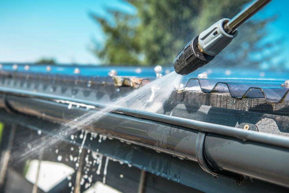 Reinigen van een dakgoot in Rozenburg